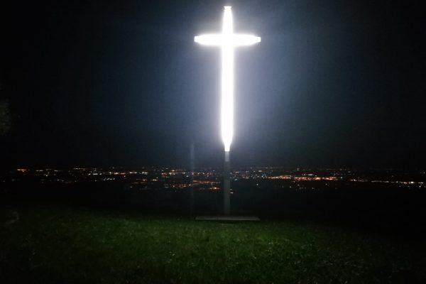La croce illuminata notte_new